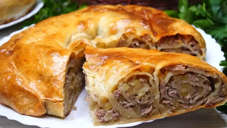 Пирог на скорую руку из пельменного теста: идеальный ужин с фаршем и картошкой