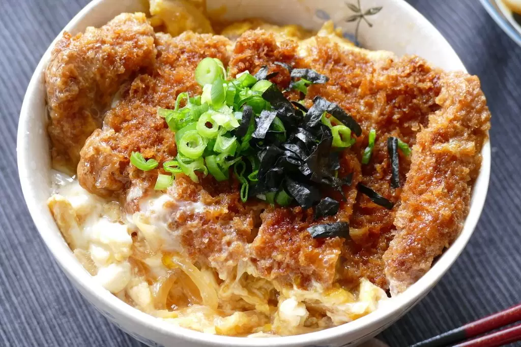 Кацудон: Японский кулинарный шедевр на вашем столе
