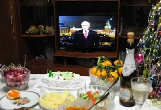 Как украсить новогодний стол для года Огненной Лошади