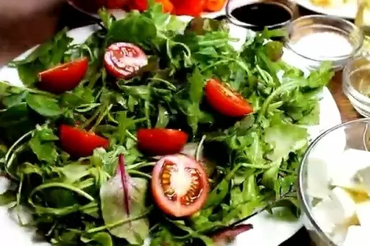Летний салат с шпинатом и рукколой: вкусно и полезно