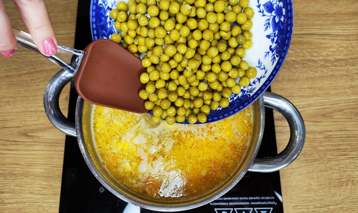 Семейный суп с курицей и горошком: простой и уютный рецепт