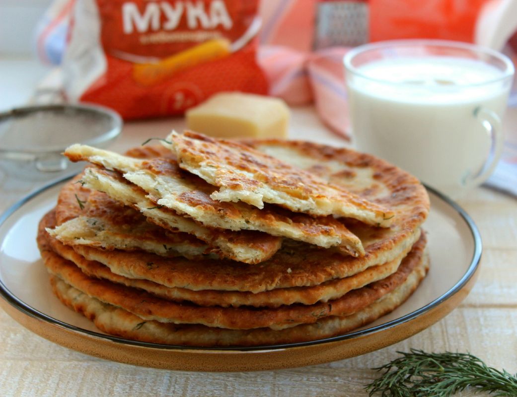 Нежные лепёшки на кефире: хруст, сыр и зелень в каждом кусочке