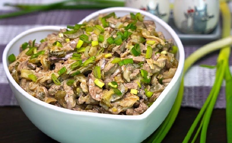 Советский салат с печенью и огурцами: удивительные сочетания для вашего стола